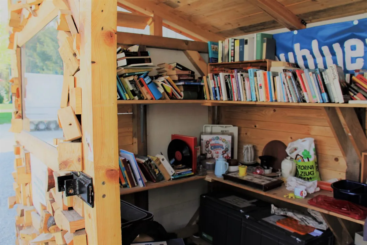 Give and Take stand holz diverse Sachen zum tauschen