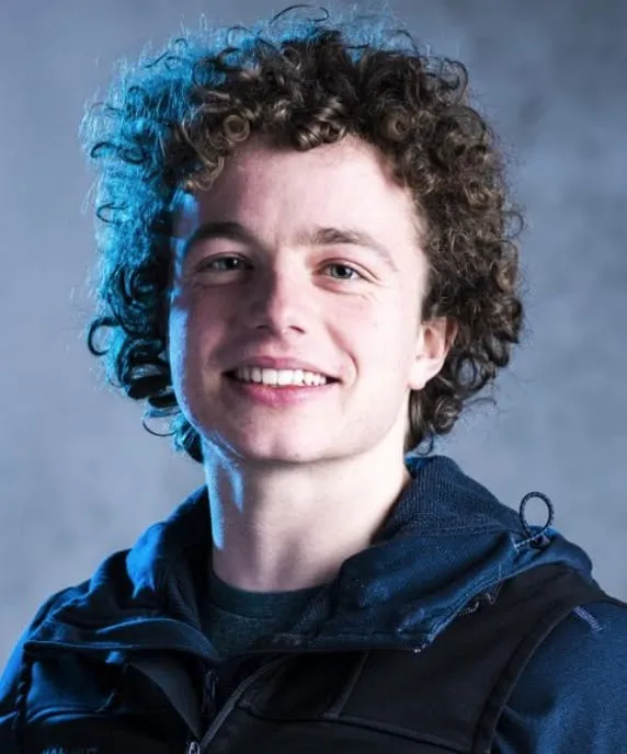 Portrait Dimitri Vogt blau licht Hintergrund