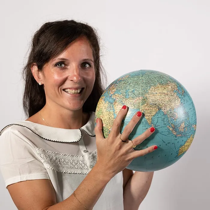 Team MYBLUEPLANET Elisabeth hält Planet weisser Hintergrund