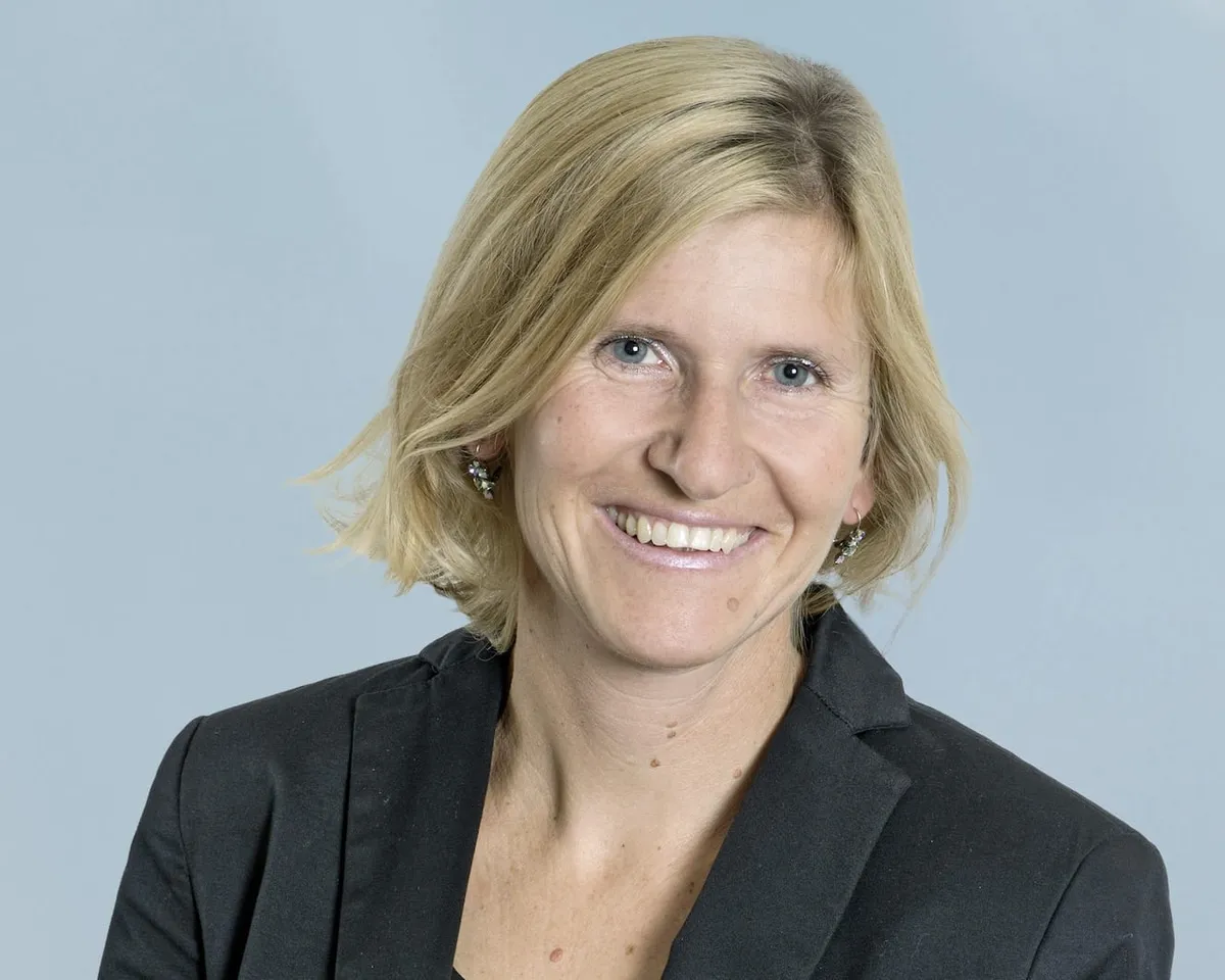 Portrait Sandra Locher-Benguerei blau Hintergrund