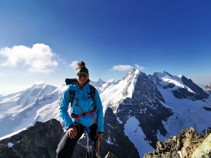 Portrait Luana Flütsch Berge Alpen Schnee